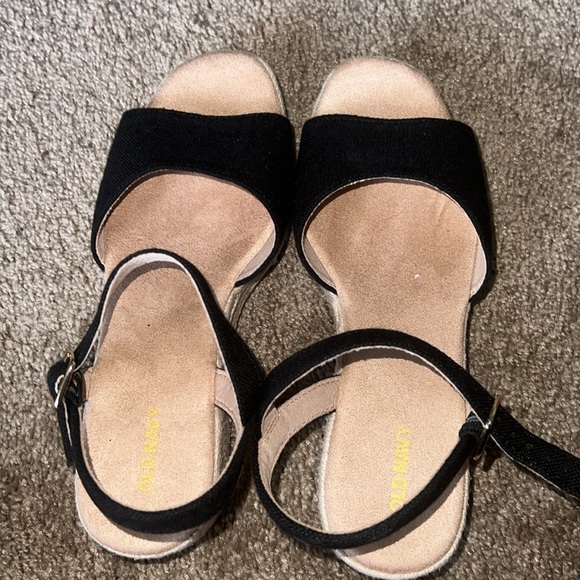 Black espadrilles never worn out! Runs big but comfortable - Picture 5 of 8